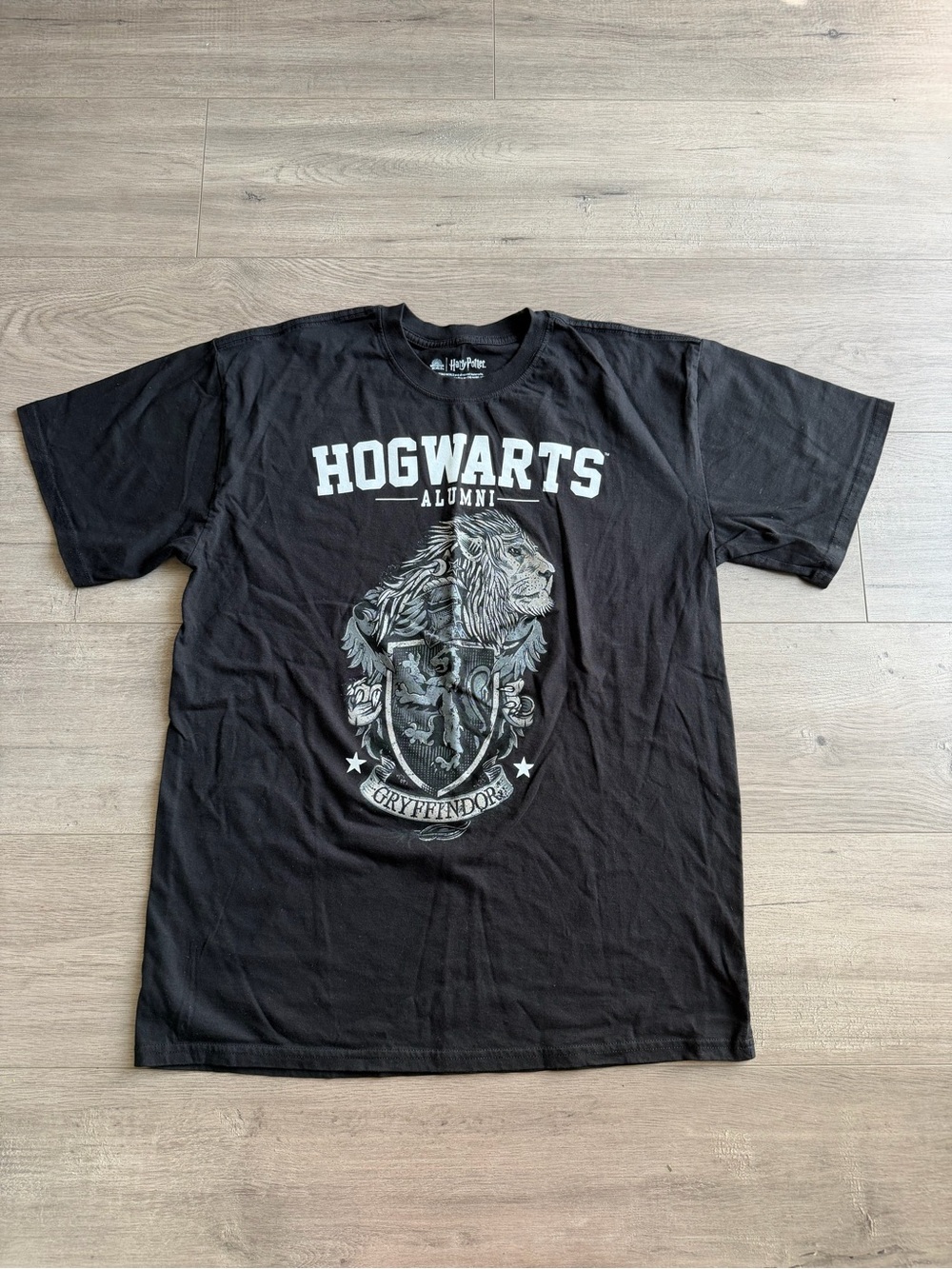 Hogwarts Alumni Gryffindor Black Graphic Tee - size large